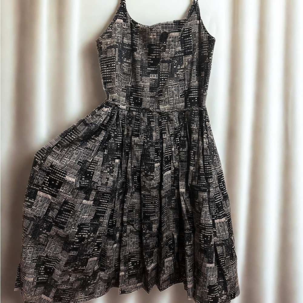 NEW XL Bernie Dexter - Kaelyn Black and White Cityscape Midi Dress